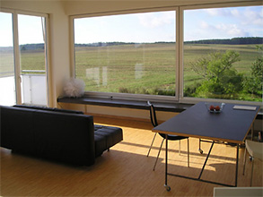 Wohnzimmer mit Panorama-Fenstern